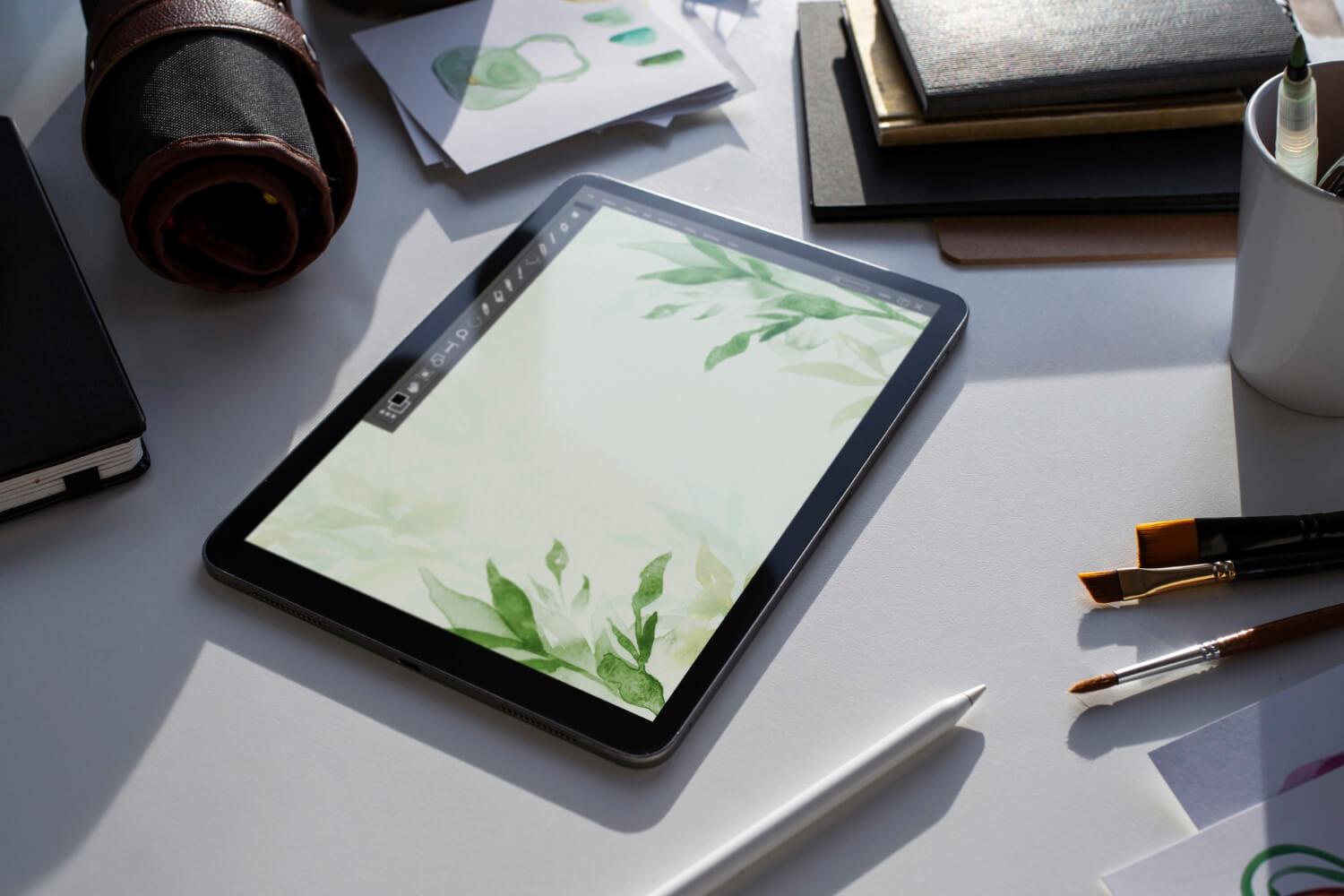 tablet uređaj, tabelt na stolu